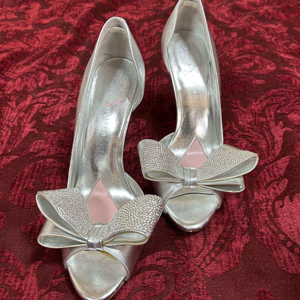 Paris Hilton Silver Bow Peep-Toe stilettos Size 9